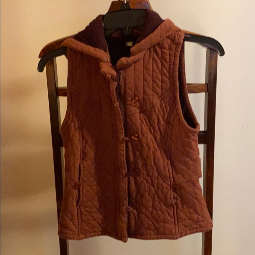 Quilted vest with detachable hood